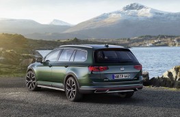 Volkswagen Passat Estate 2019 rear threequarters